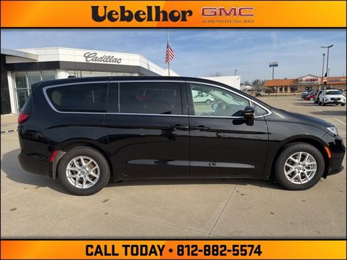 Used 2024 Chrysler Pacifica Touring-L image 3