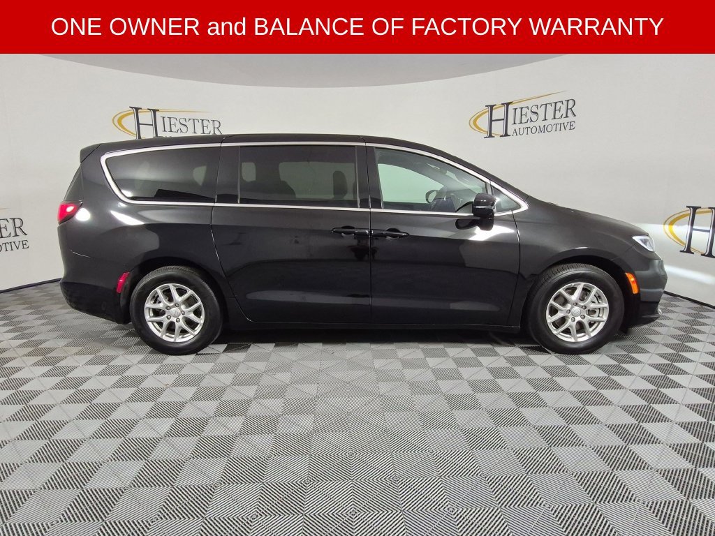 Used 2026 Chrysler Pacifica Select FWD image 3