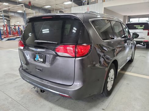 Used 2018 Chrysler Pacifica Touring-L image 7