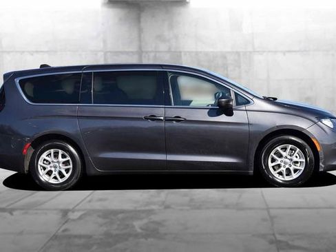 Used 2023 Chrysler Voyager LX image 5
