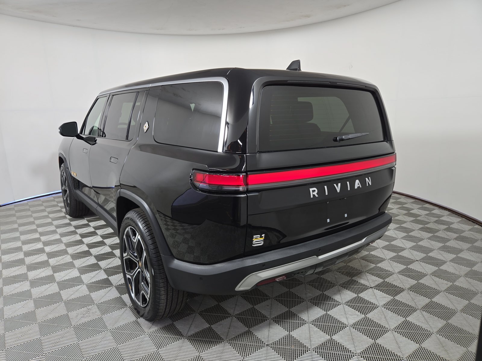 Used 2023 Rivian R1S Launch Edition Quad AWD/4WD image 3