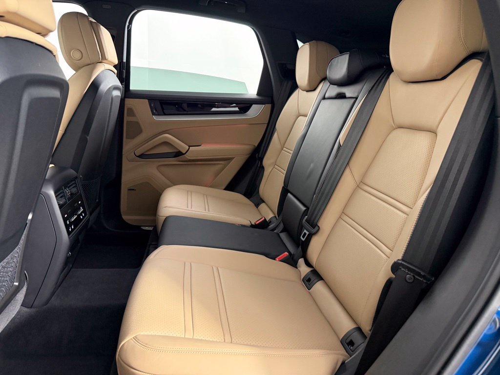 Certified 2024 Porsche Cayenne AWD/4WD image 39