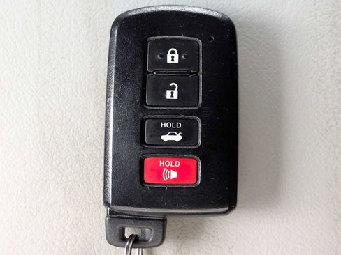 Used 2014 Toyota Camry LE image 31