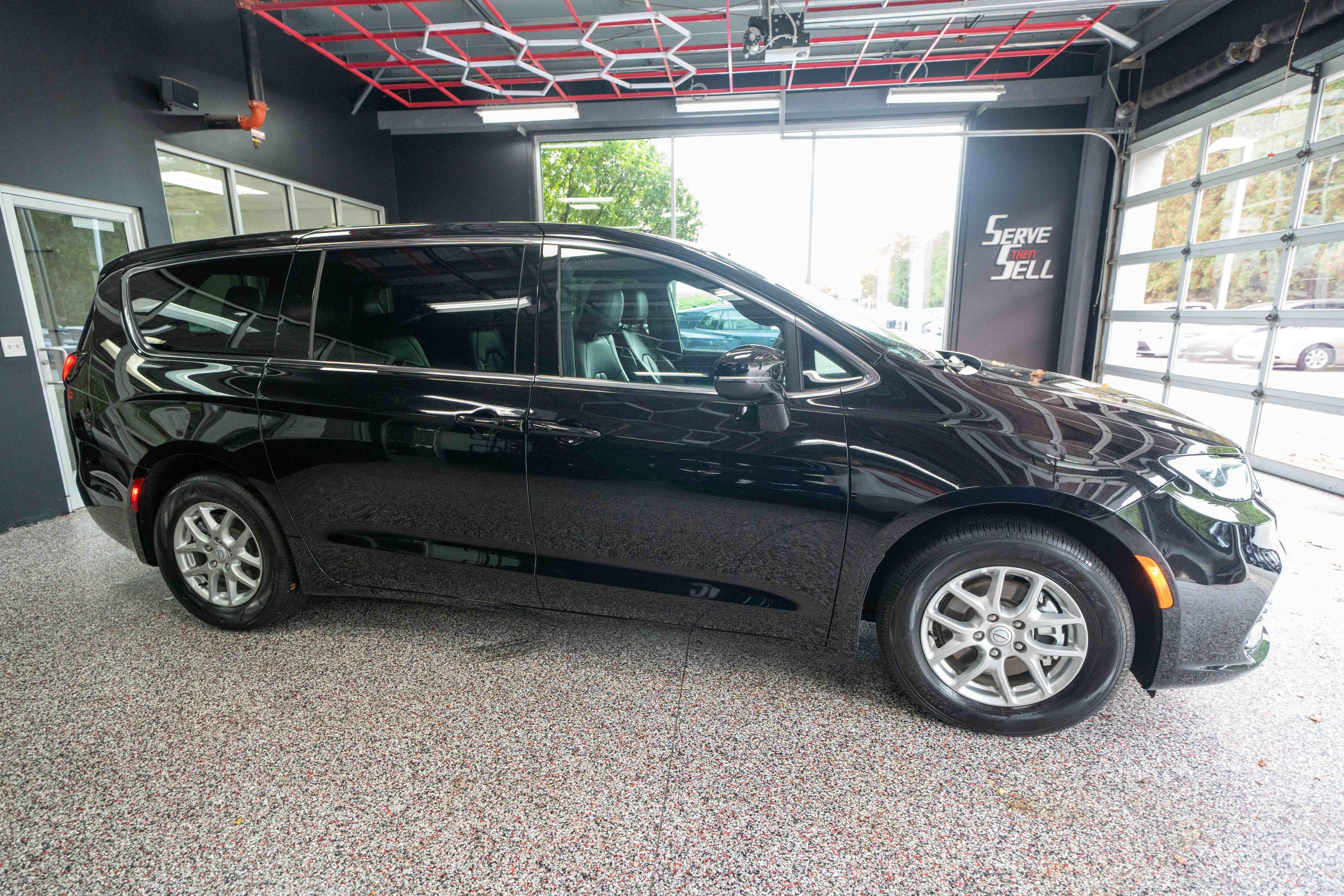 Used 2026 Chrysler Pacifica Select FWD image 5