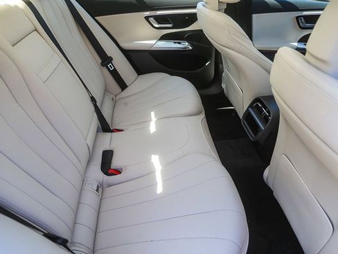 New 2025 Mercedes-Benz E 350 4MATIC Sedan image 16