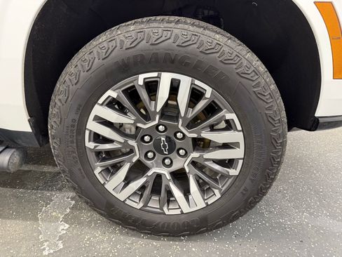 Used 2025 Chevrolet Suburban Z71 image 21