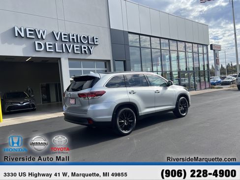 Used 2019 Toyota Highlander AWD V6 image 9