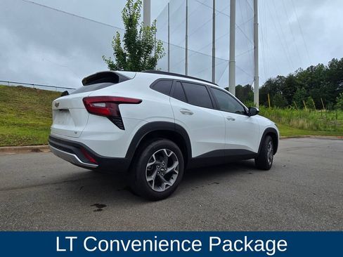 Used 2025 Chevrolet Trax LT w/ Driver Confidence Package FWD image 3