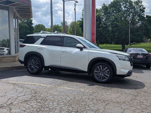 Used 2023 Nissan Pathfinder SL w/ SL Premium Package AWD/4WD image 9