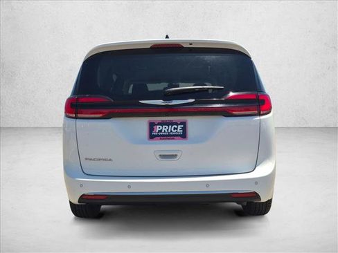 Used 2023 Chrysler Pacifica Touring-L FWD image 8