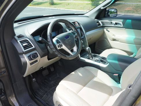 Used 2015 Ford Explorer XLT w/ Equipment Group 202B FWD image 29