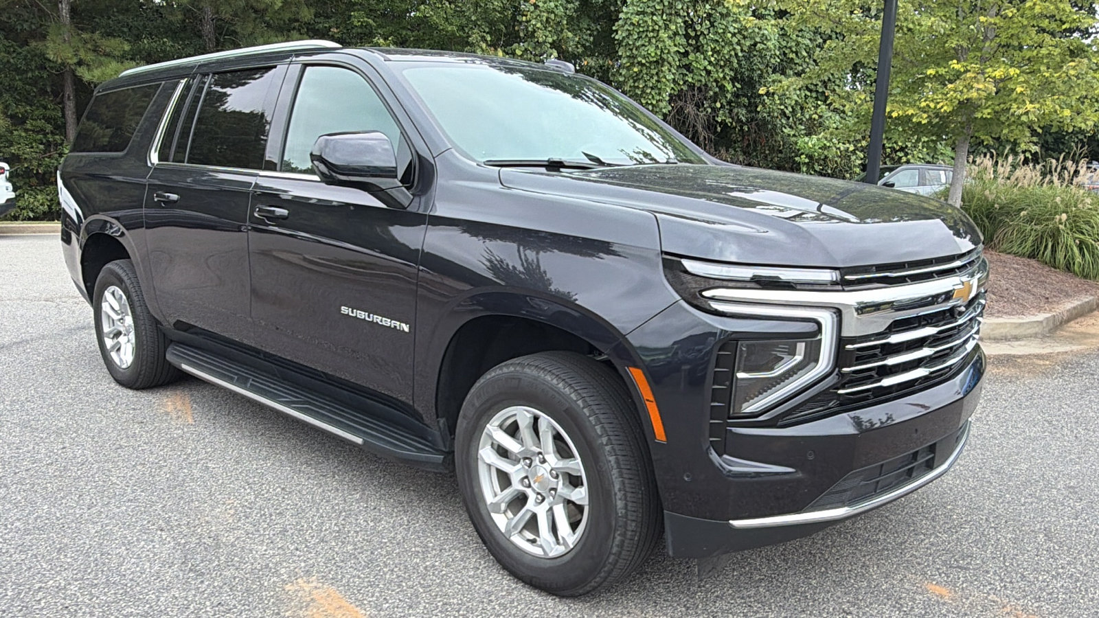 Used 2025 Chevrolet Suburban LT RWD image 5