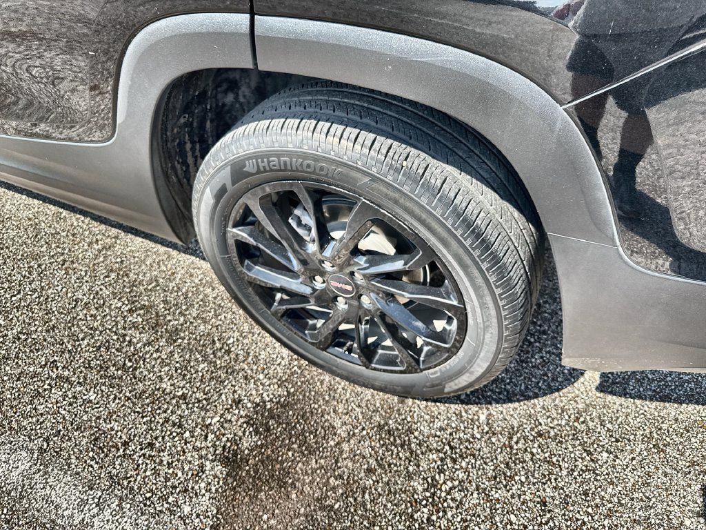 Used 2023 GMC Terrain SLE w/ Driver Convenience Package FWD image 5