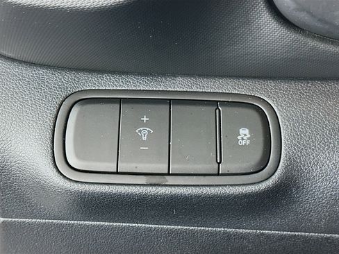 Used 2025 Hyundai Venue SEL FWD image 17