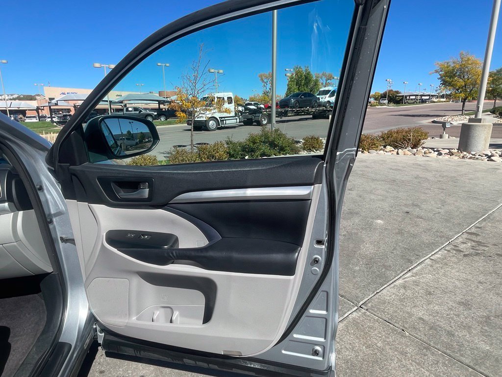 Used 2014 Toyota Highlander XLE AWD/4WD image 32
