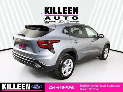 Used 2024 Chevrolet Trax LS w/ Driver Confidence Package image 8