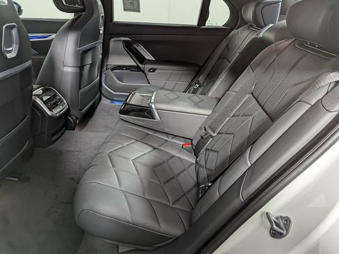 Used 2025 BMW i7 eDrive50 w/ M Sport Package image 39