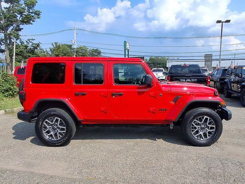 Certified 2025 Jeep Wrangler Unlimited Sahara AWD/4WD image 32