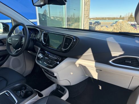 Used 2024 Chrysler Pacifica Touring-L image 12