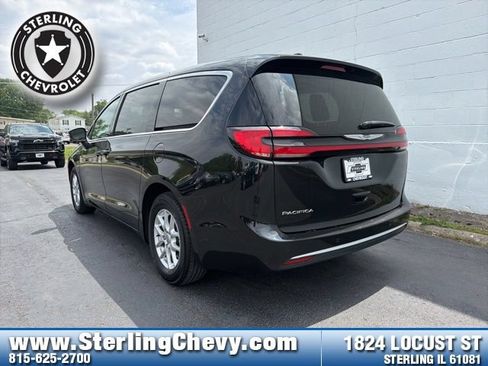 Used 2023 Chrysler Pacifica Touring-L FWD image 3