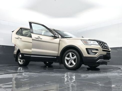 Used 2017 Ford Explorer XLT w/ Equipment Group 202A AWD/4WD image 35