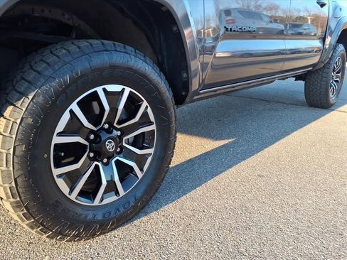 Used 2021 Toyota Tacoma TRD Sport image 9