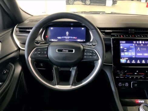 Used 2023 Jeep Grand Cherokee L Laredo image 5