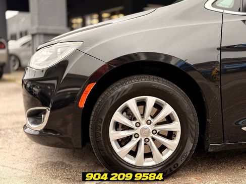Used 2019 Chrysler Pacifica Touring-L FWD image 12