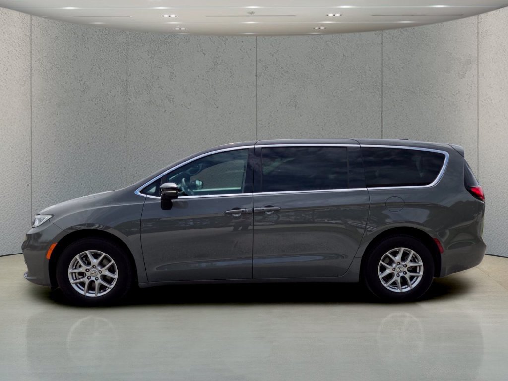 Used 2025 Chrysler Pacifica Select FWD image 10