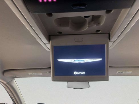 Used 2015 Chrysler Town & Country Touring-L w/ Driver Convenience Group FWD image 19