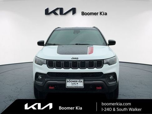Used 2025 Jeep Compass Trailhawk AWD/4WD image 2