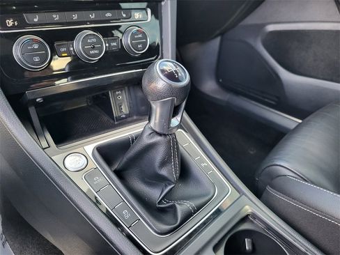 Used 2017 Volkswagen Golf R 4-Door image 13