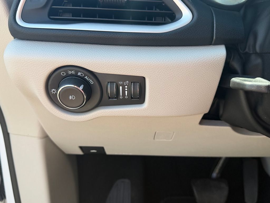 Used 2023 Chrysler Pacifica Touring-L FWD image 30