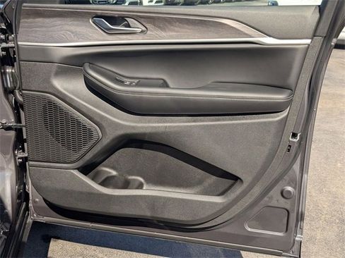 New 2025 Jeep Grand Cherokee L Limited image 36