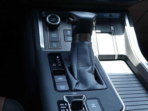 Used 2025 Lexus GX 550 w/ Accessory Package (2T) AWD/4WD image 17
