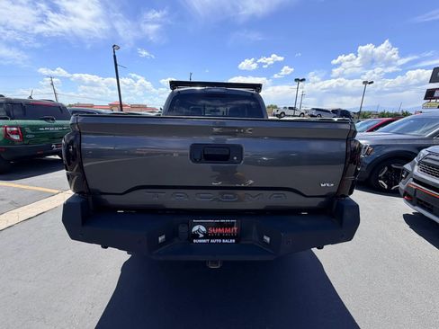 Used 2017 Toyota Tacoma TRD Off-Road w/ Premium & Technology Package AWD/4WD image 5