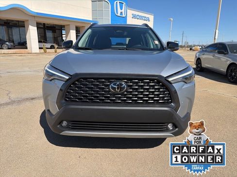 Used 2025 Toyota Corolla Cross XLE FWD image 2