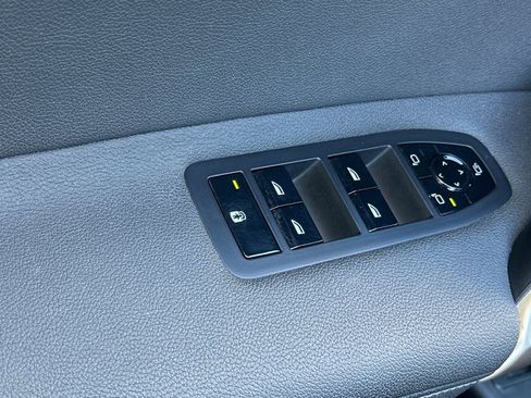 Used 2023 BMW iX xDrive50 w/ Premium Package image 11