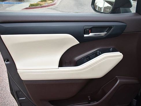 Used 2022 Toyota Highlander XLE image 12