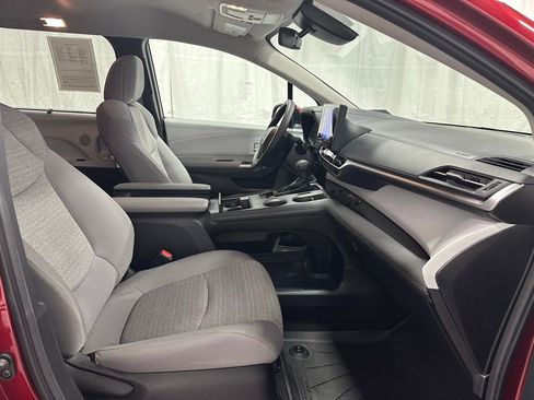 Used 2025 Toyota Sienna LE image 62