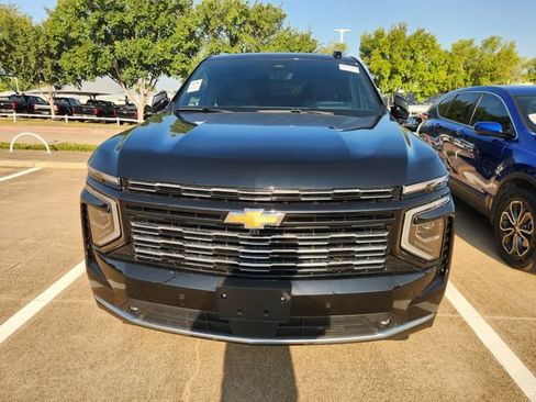 Used 2025 Chevrolet Suburban High Country RWD image 2