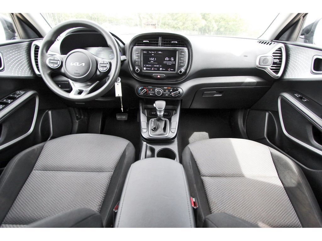 Used 2025 Kia Soul LX w/ LX Technology Package FWD image 10