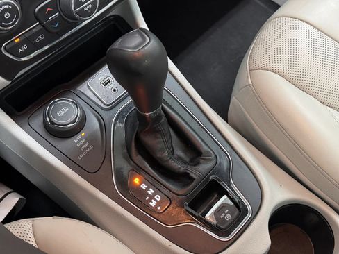 Used 2019 Jeep Cherokee Limited w/ Luxury Group AWD/4WD image 31