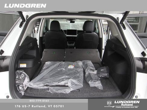 Used 2025 Volkswagen Tiguan SE w/ Panoramic Sunroof Package AWD/4WD image 23