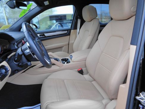 Used 2022 Porsche Cayenne Platinum Edition image 9