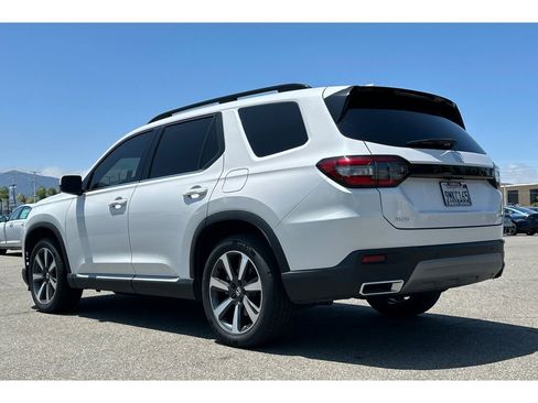 Used 2025 Honda Pilot Touring image 3