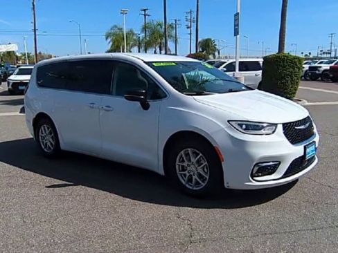 Used 2024 Chrysler Pacifica Touring-L image 2