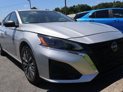 Used 2024 Nissan Altima 2.5 SV FWD image 2