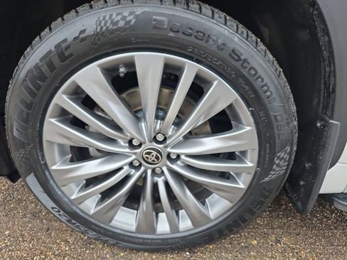 Used 2023 Toyota Highlander Platinum AWD/4WD image 10