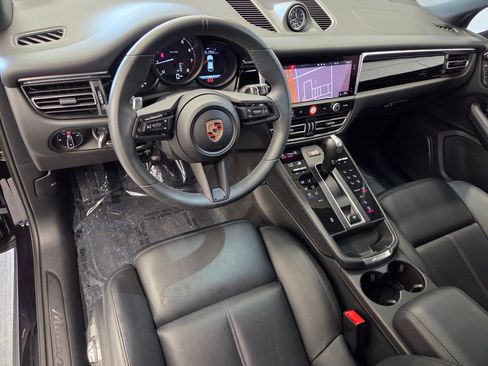 Certified 2025 Porsche Macan AWD/4WD image 4
